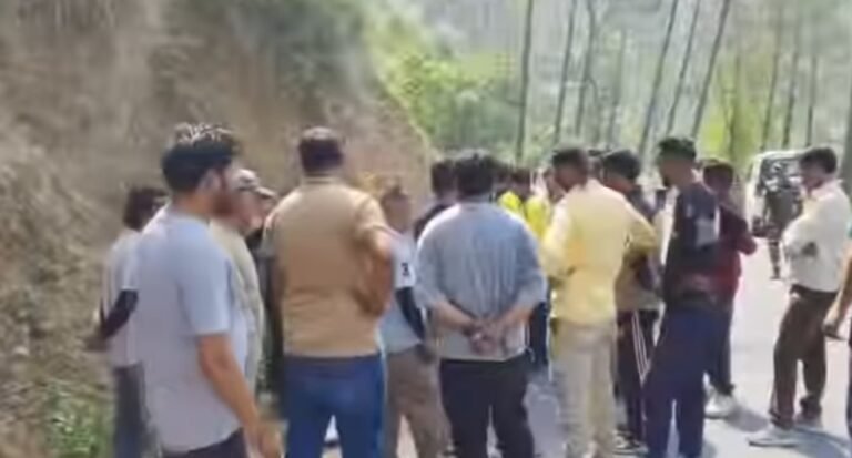 नैनीताल के भवाली में भीषण सड़क हादसा, गहरी खाई में कार गिरने से  5 पर्यटकों की मौत