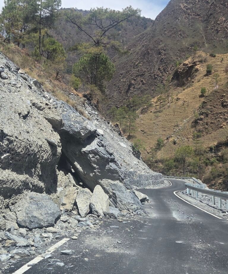 निजमूला-बिरही मोटर मार्ग पर करोड़ों की लागत से हो रहा सुधारीकरण, अधूरे कार्यों को लेकर ग्रामीणों ने की जांच की मांग