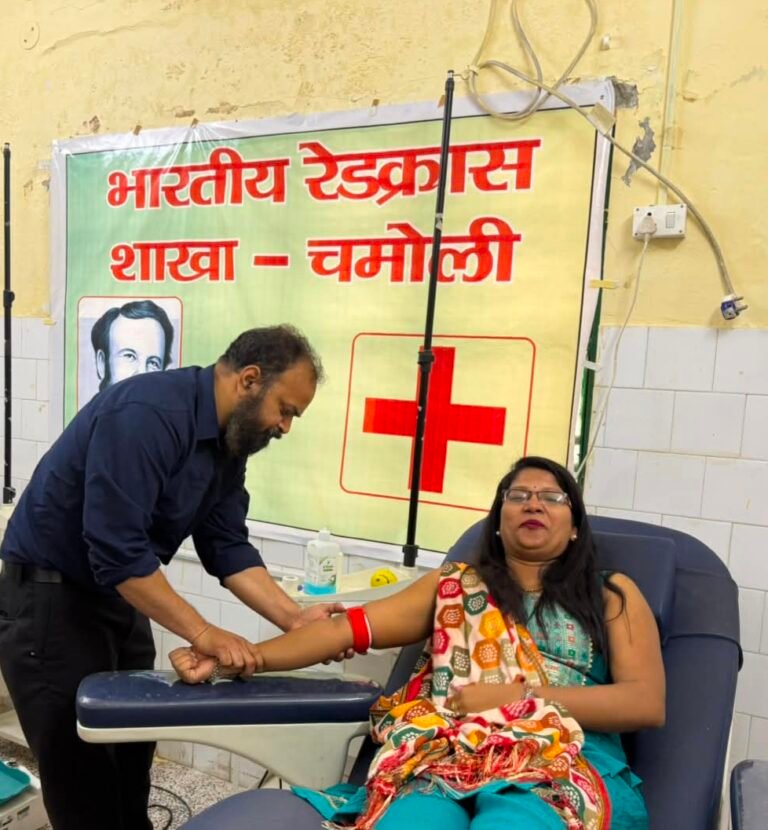 विश्व रक्तदाता दिवस पर गोपेश्वर में रक्तदान शिविर, युवाओं ने बढ़-चढ़कर किया रक्तदान