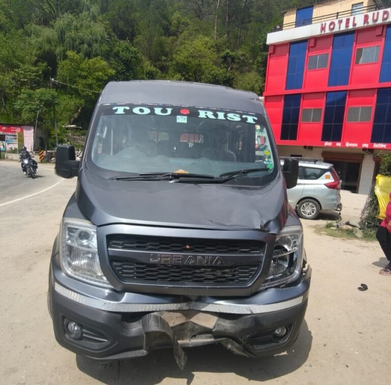 नंदप्रयाग के समीप बाइक और फोर्स अर्बेनिया की आमने-सामने भिड़ंत, दो युवक घायल