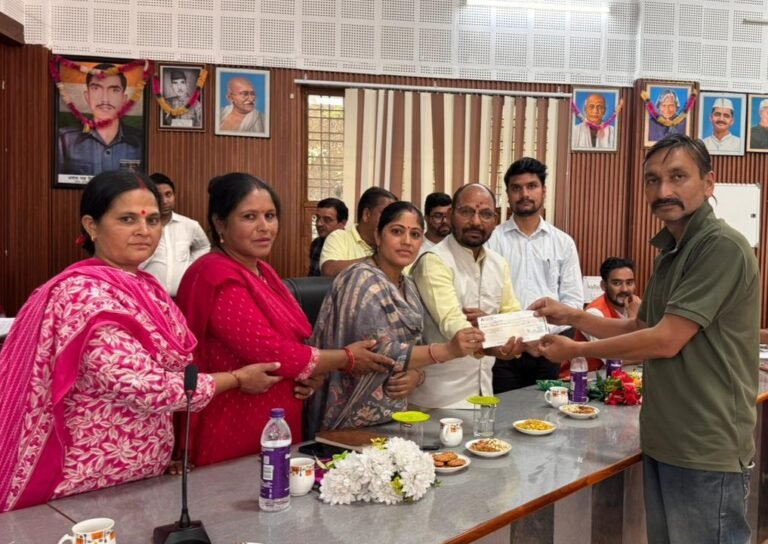 आपदा प्रभावितों की आजीविका संवर्द्धन के लिए ग्रामोत्थान ने वितरित की राहत राशि
