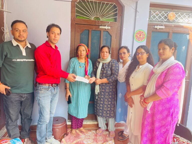 नवोदय परिवार ने स्वर्गीय मनोज डुंगरियाल के परिवार को सौंपी ₹1.80 लाख की सहयोग राशि