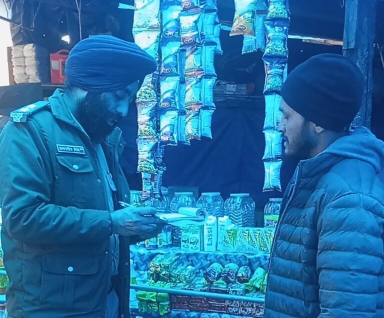 हेमकुंड साहिब यात्रा मार्ग पर पुलिस का सघन अभियान, 63 चालान; सत्यापन न कराने पर ठेकेदार पर 10 हजार जुर्माना