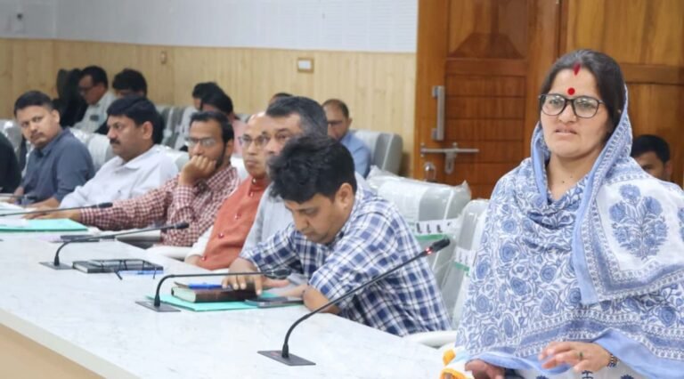 जनता मिलन में 16 शिकायतें, अधिकांश का मौके पर निस्तारण; डीएम ने दिए समयबद्ध समाधान के निर्देश