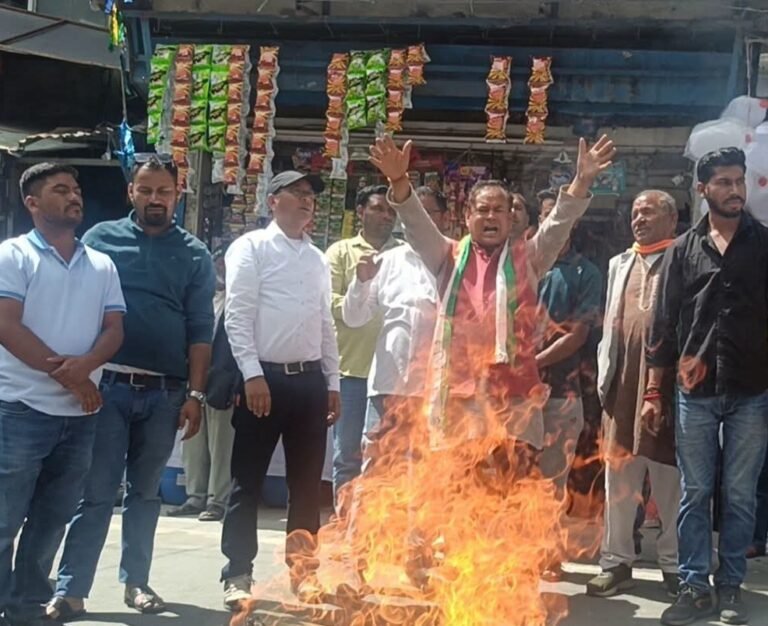 बद्रीनाथ धाम चढ़ावा चोरी प्रकरण पर ज्योतिर्मठ में कांग्रेस का प्रदर्शन