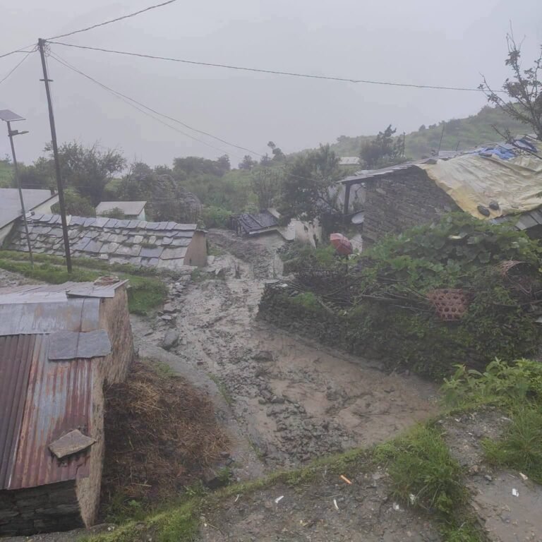 किमाणा गांव में भारी भूस्खलन, कई घरों में घुसा मलबा, ग्रामीणों ने सुरक्षित स्थानों में ली शरण