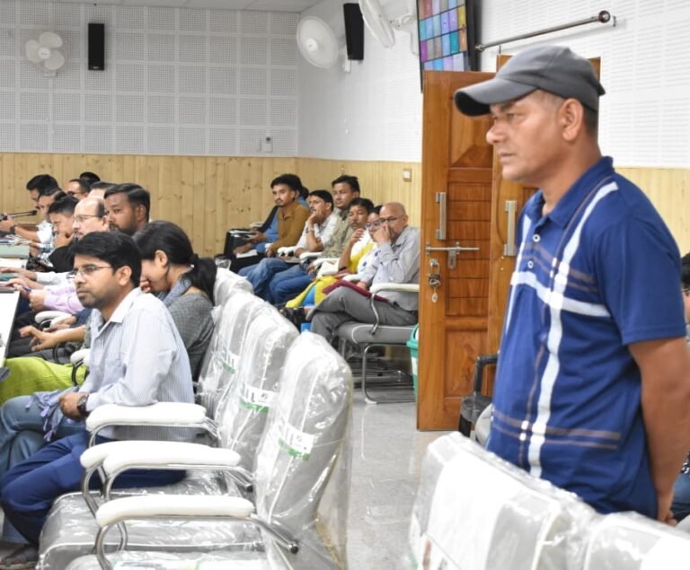 जनता मिलन कार्यक्रम में डीएम ने सुनीं 16 शिकायतें, अधिकारियों को त्वरित निस्तारण के दिए निर्देश