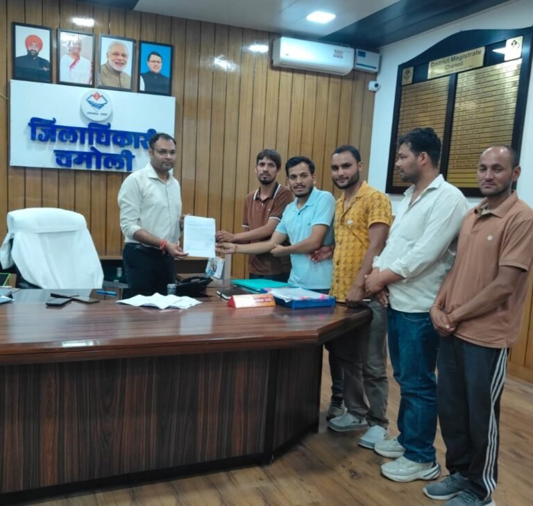 काली चट्टान के स्थायी उपचार की मांग, सप्तकुंड संघर्ष समिति ने डीएम को सौंपा ज्ञापन