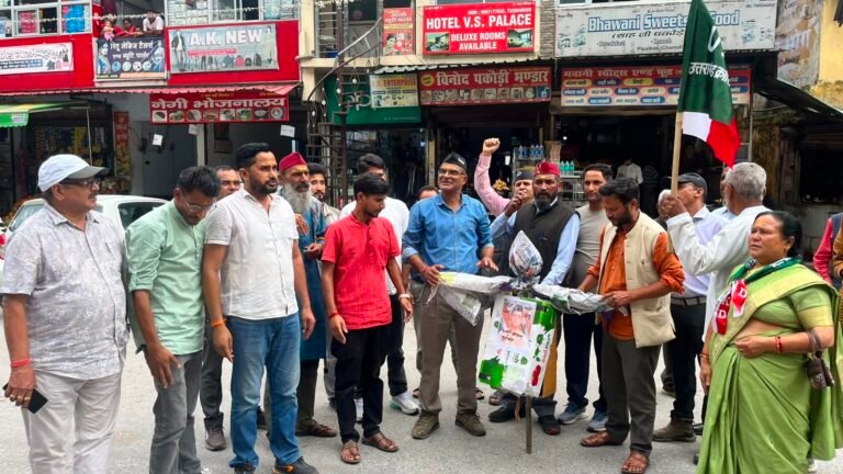बद्रीनाथ धाम प्रकरण को लेकर पीपलकोटी में उत्तराखंड क्रांति दल का प्रदर्शन, सरकार का पुतला फूंका