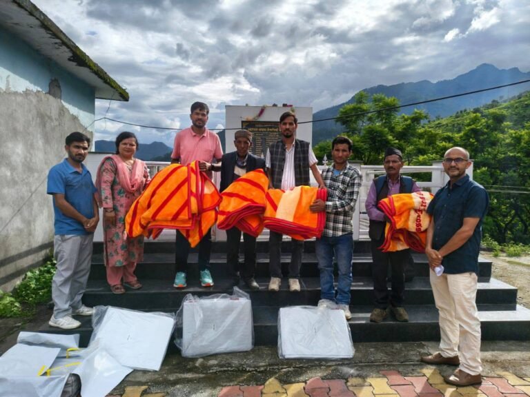 निजमुला घाटी में भारी बारिश से ब्यारा ग्राम पंचायत के सात परिवार प्रभावित, रेडक्रॉस ने दी राहत सामग्री