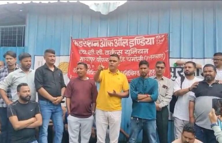 पीपलकोटी:मुआवजे की मांग पर श्रमिकों का हल्लाबोल, काम बंद कर अनिश्चितकालीन धरना शुरू
