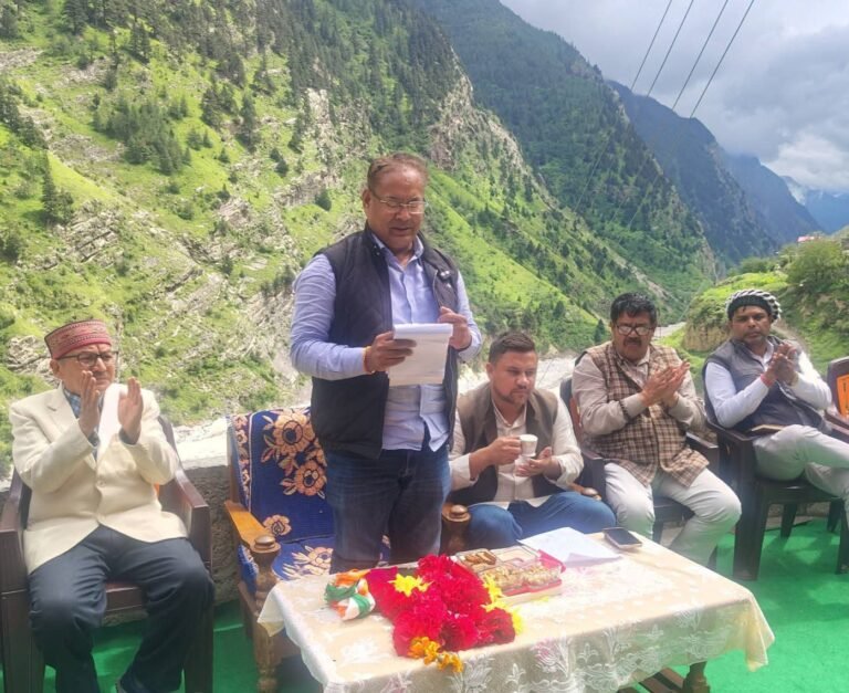 सीमांत गांव नीति घाटी  पहुंचे विधायक लखपत बुटोला, विकास कार्यों को लेकर दिए भरोसे