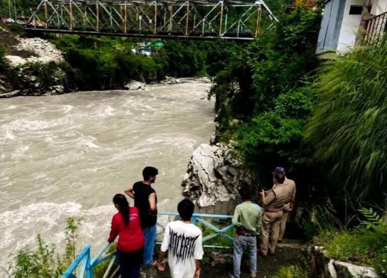 नाबालिक लड़की ने अलकनंदा नदी में लगाई छलांग, खोजबीन जारी