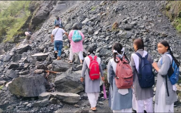 अतिवृष्टि से बिरही-निजमुला व गौणा-पाणा-ईरानी मोटर मार्ग बंद, लोग पैदल आवाजाही को मजबूर