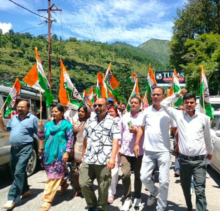 चमोली में कांग्रेस ने नैनीताल प्रकरण को लेकर SSP नैनीताल और भाजपा सरकार का किया पुतला दहन
