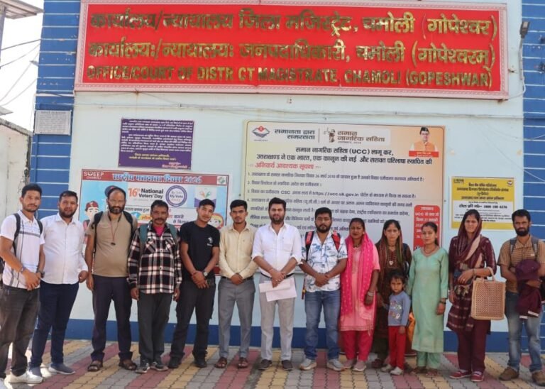 धारकुमाला में मोबाइल टावर और सड़क की मांग को लेकर, डीएम को सौंपा ज्ञापन