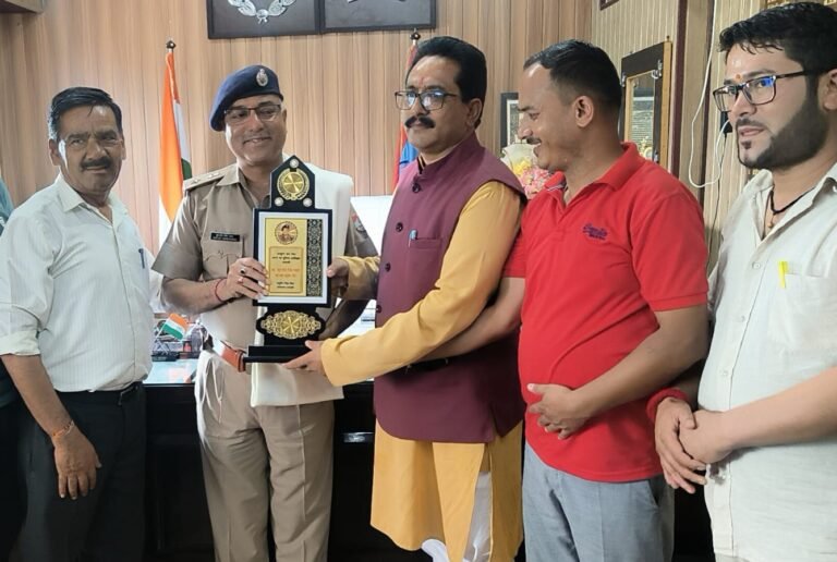 पुलिस अधीक्षक सुरजीत सिंह पंवार का समाजसेवियों ने किया सम्मान