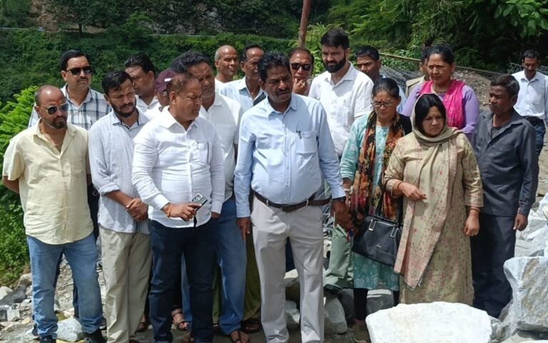 भूस्खलन प्रभावित क्षेत्र का विधायक लखपत सिंह बुटोला ने किया स्थलीय निरीक्षण