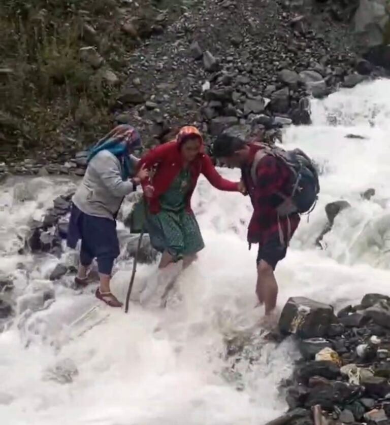 भूस्खलन से सड़क बंद, उफनते गाड़-गदेरों को पार कर जिला अस्पताल पहुंची महिला