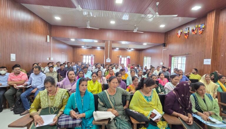अधिकारियों की गैर मौजूदगी पर भड़के पंचायत प्रतिनिधि, दशोली बीडीसी का बहिष्कार