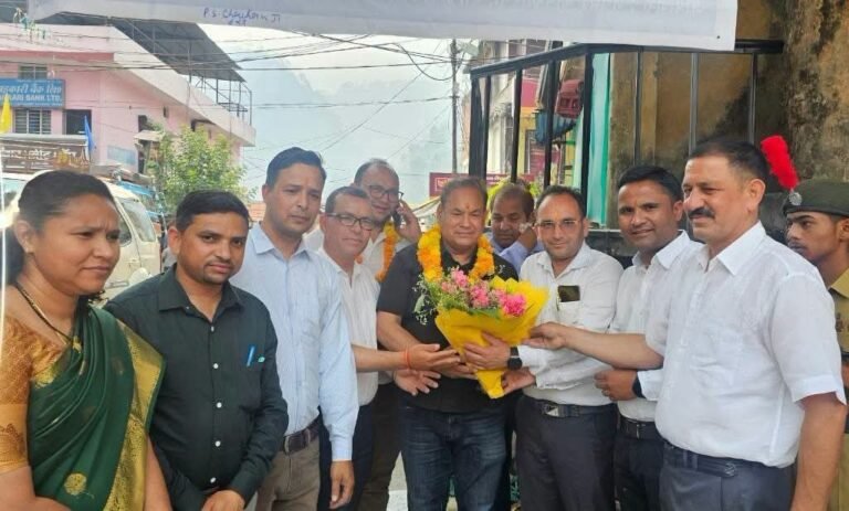 सेवारत एलटी शिक्षकों को टीईटी अनिवार्यता से मुक्त करने की मांग