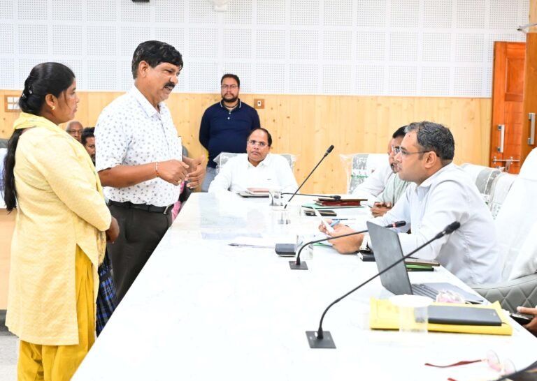 जनता दरबार में पहंचीं 19 फरियादें, डीएम ने अफसरों को कहा-लापरवाही बर्दाश्त नहीं