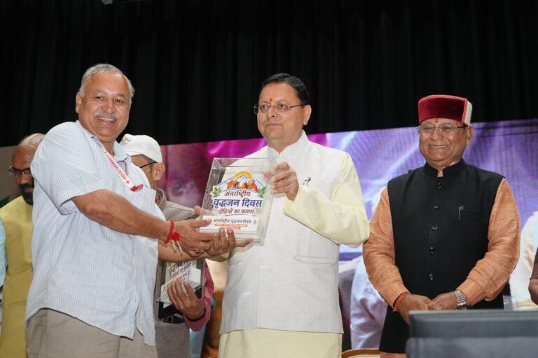 अंतरराष्ट्रीय वृद्धजन दिवस पर मुख्यमंत्री धामी ने समाजसेवी मोहन खत्री को किया सम्मानित
