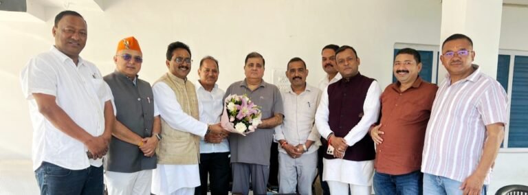 चमोली में मेडिकल कॉलेज की मांग लेकर भाजपा नेताओं ने   प्रदेश अध्यक्ष महेंद्र भट्ट और प्रभारी मंत्री भरत सिंह चौधरी से मिले भाजपा नेता, सौंपा ज्ञापन