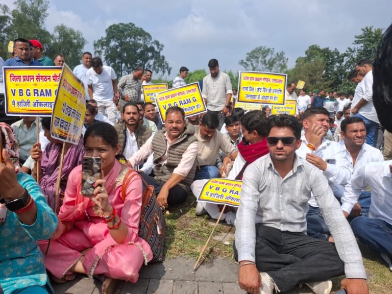 देहरादून में ग्राम प्रधानों का शक्ति प्रदर्शन, सचिवालय कूच के दौरान बैरिकेडिंग तोड़ी