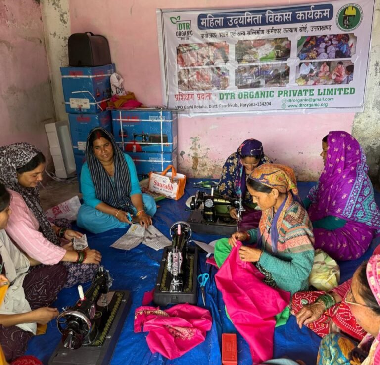 पोखरी के भिकोंना में 50 से अधिक श्रमिक सीख रहे सिलाई का हुनर