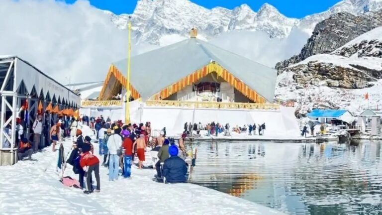 हेमकुंड साहिब में रिकॉर्ड 3.84 लाख श्रद्धालुओं ने टेका मत्था, कपाट बंद