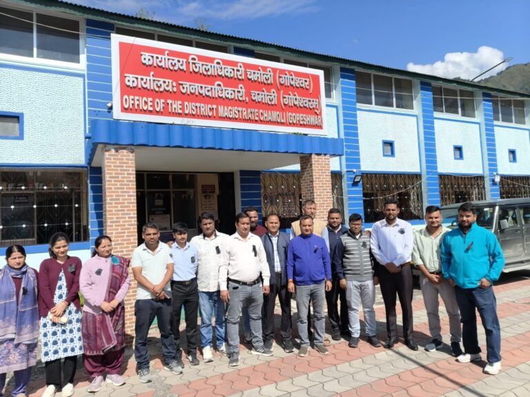कलेक्ट्रेट मिनिस्टीरियल कर्मचारियों ने काली फीती बांधकर जताया विरोध